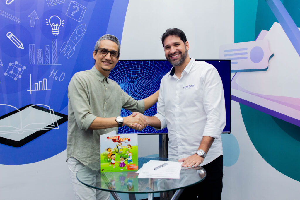 Isaque Folha (à esquerda) e Rafael Lima, CEO da Vortex Educação.